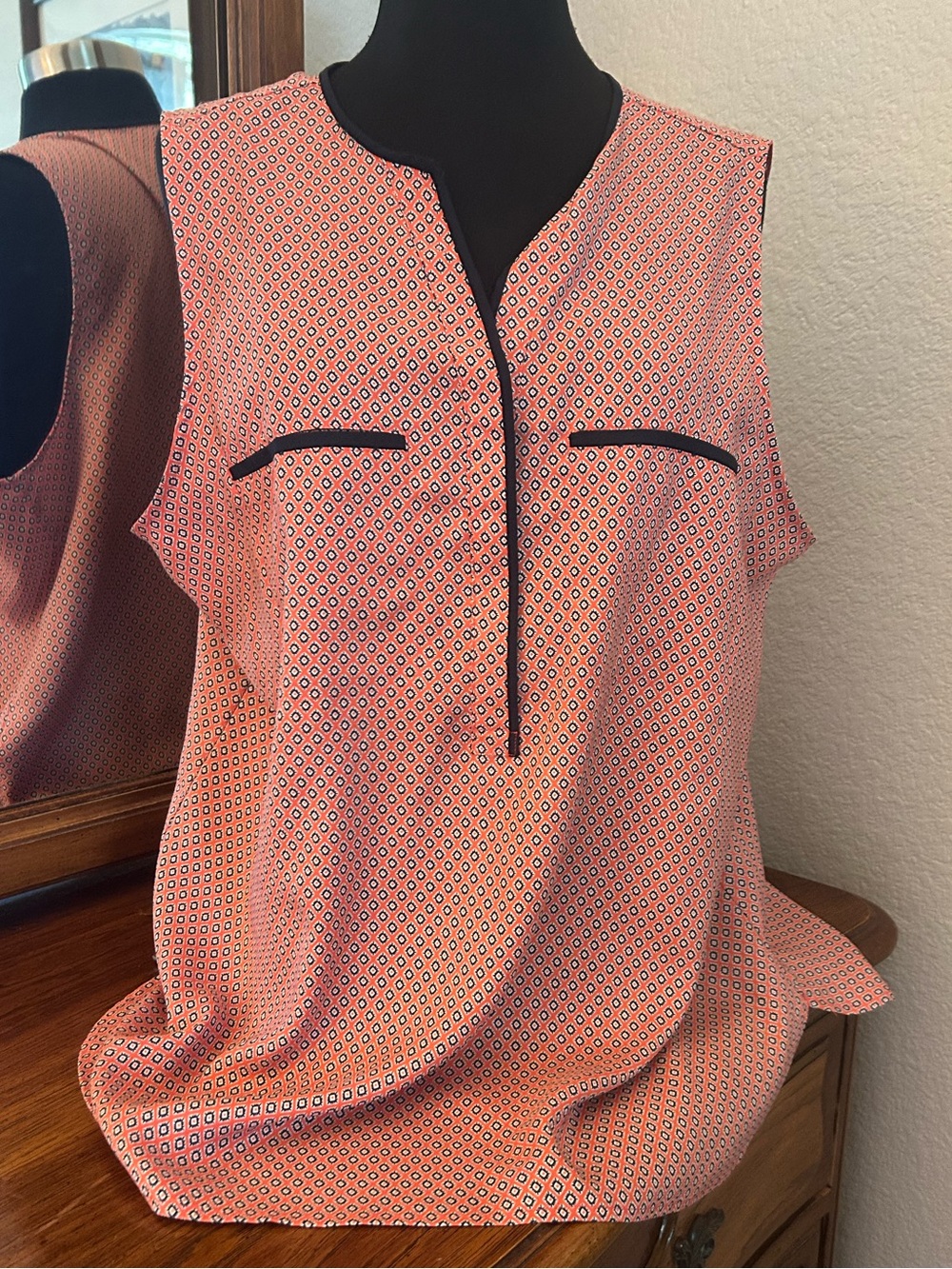 Ann Taylor Sleeveless Coral Geo-Print Split-Neck Top. Size XL. NWTGS